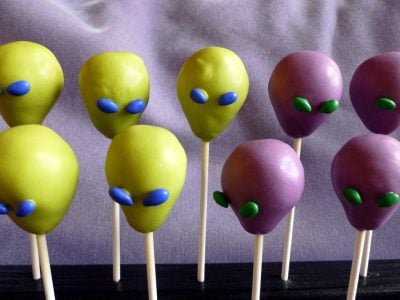 Alien themed cake pops are perfect for Men in Black party.